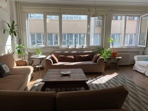 Living area - Modern & Fully Equipped 3BR Flat in Central Sisli - Vibrant Location (Istanbul)