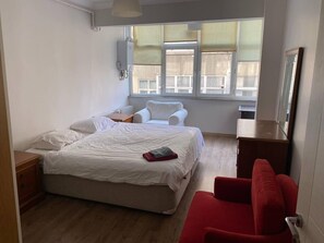 3 habitaciones, tabla de planchar con plancha, wifi y ropa de cama 