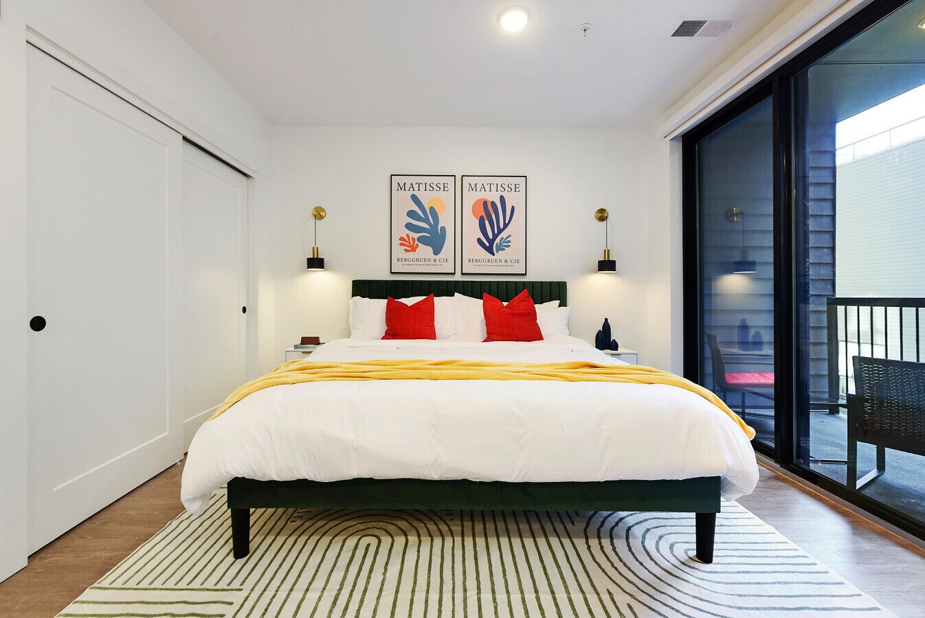 1 camera, una scrivania, ferro/asse da stiro, culla da viaggio