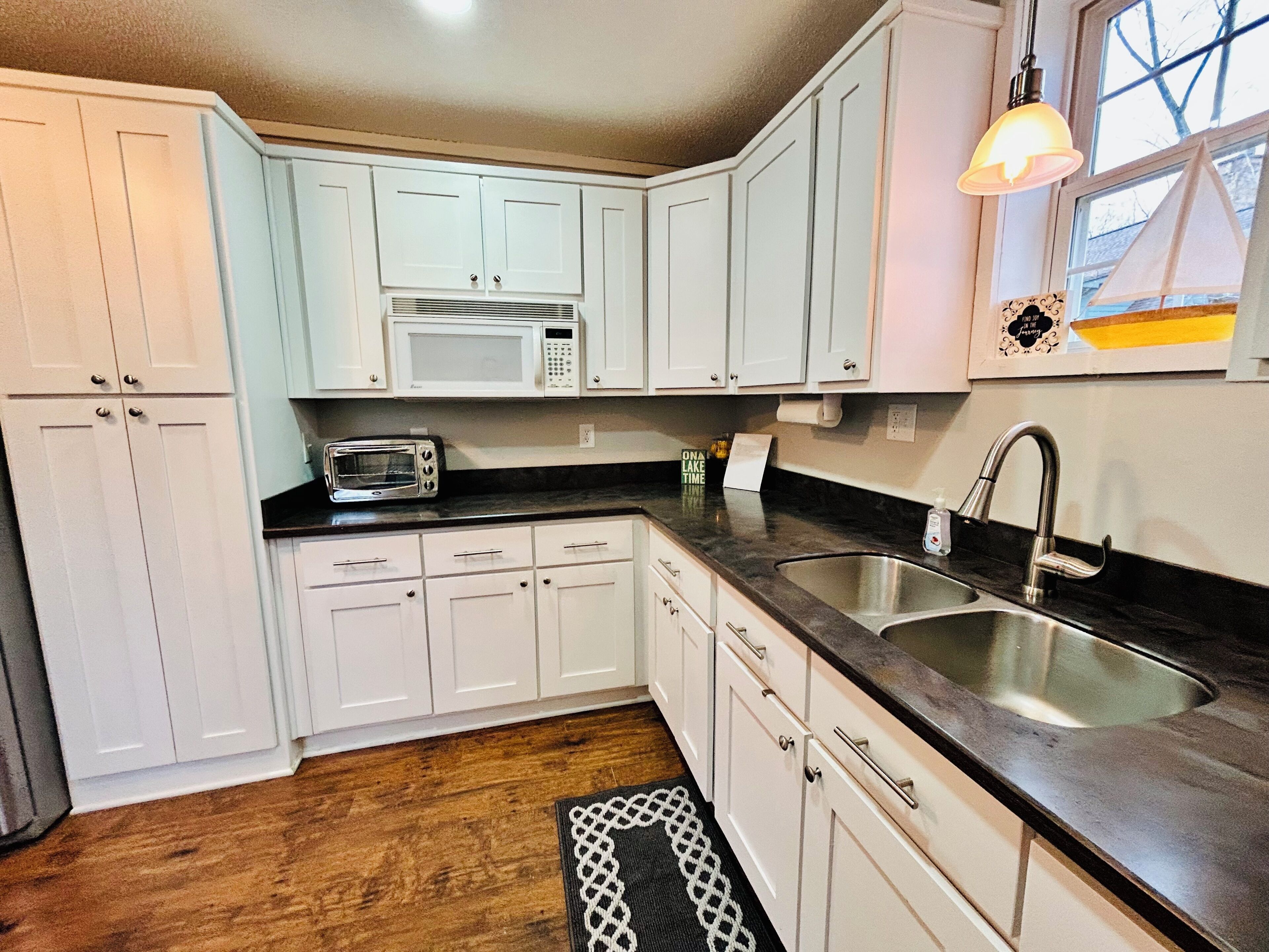 Réfrigérateur, micro-ondes, lave-vaisselle, cafetière/bouilloire