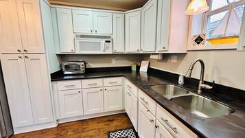 Réfrigérateur, micro-ondes, lave-vaisselle, cafetiÚre/bouilloire