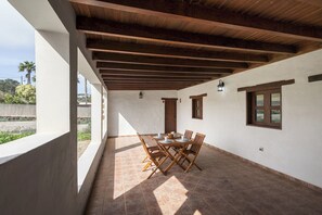Outdoor dining - Home2Book Casa María Rustic Escape in Villaverde (Villaverde)