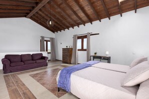 4 bedrooms, iron/ironing board, WiFi, bed sheets - Home2Book Casa María Rustic Escape in Villaverde (Villaverde)