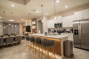 Fridge, microwave, oven, stovetop - 7BR Windsor Cay Home for 20 Guests (Clermont)