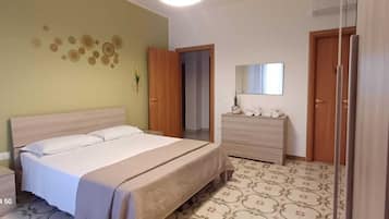 2 quartos, berço de viagem, roupa de cama