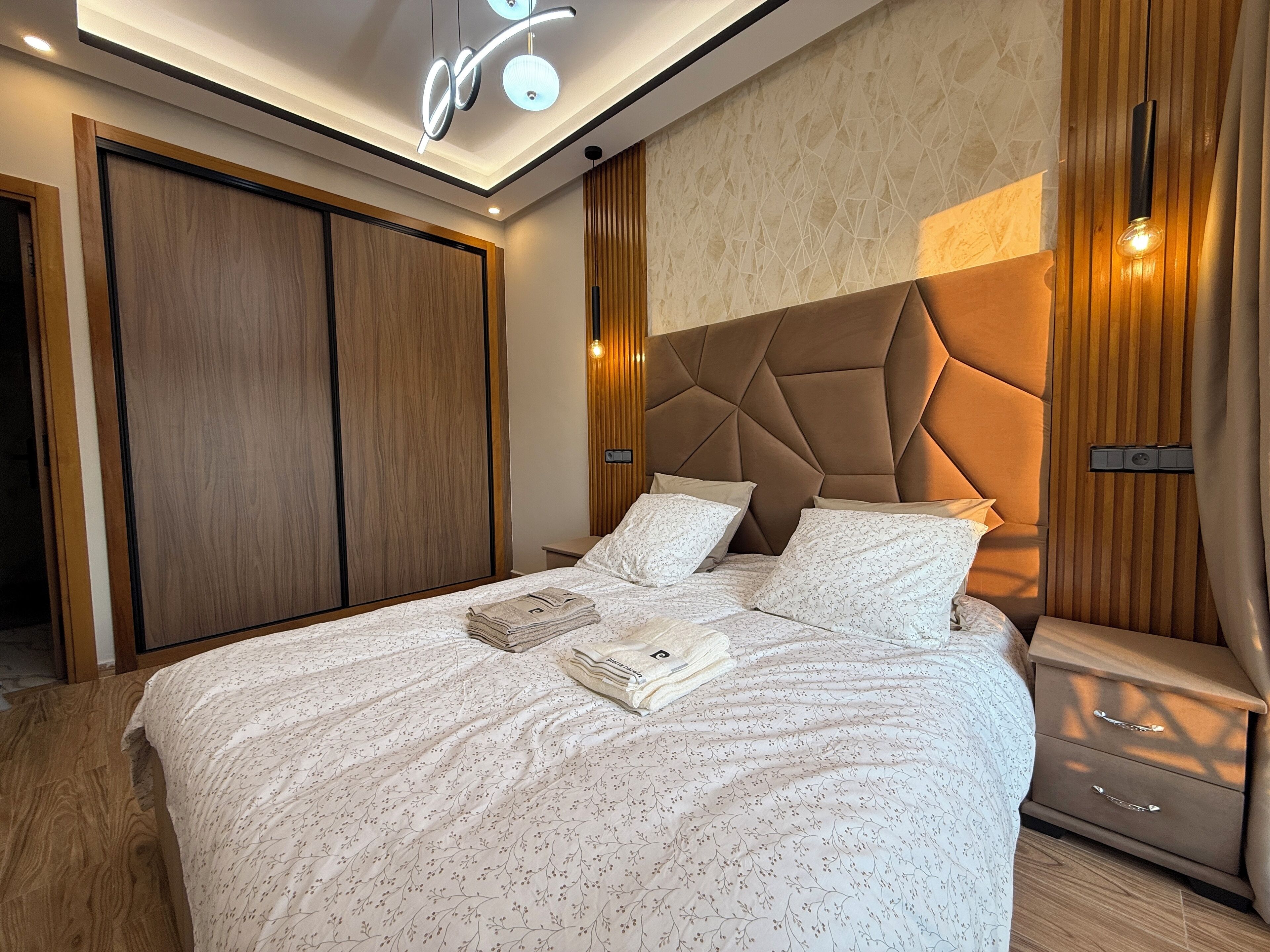 2 chambres, coffres-forts dans les chambres, bureau