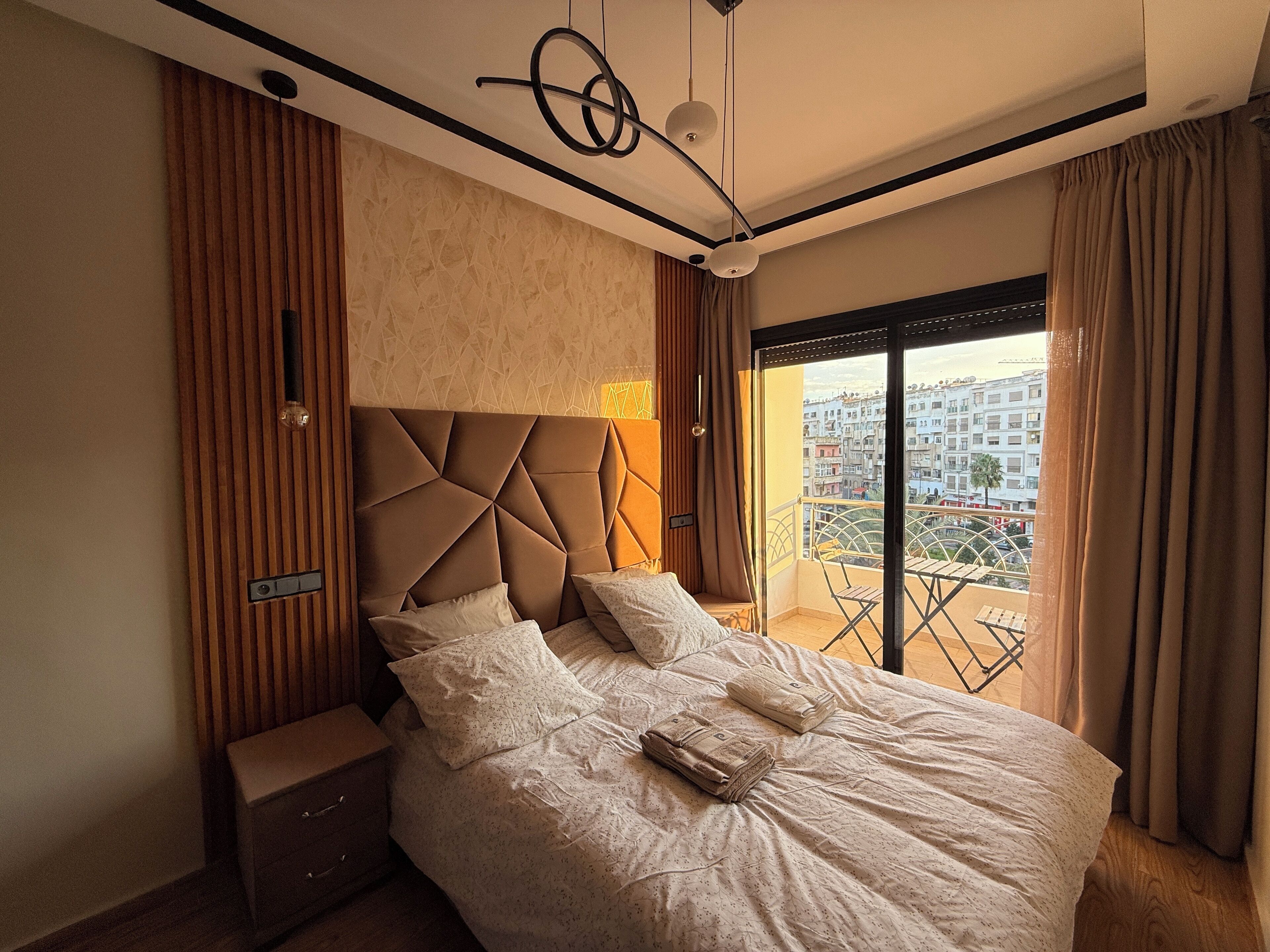 2 chambres, bureau, fer et planche à repasser, lit parapluie