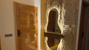 A room with a wooden door, a stone wall with a carved arch, and a white cushioned bench. - Sunny & Luxury Retreat Casablanca (Casablanca)