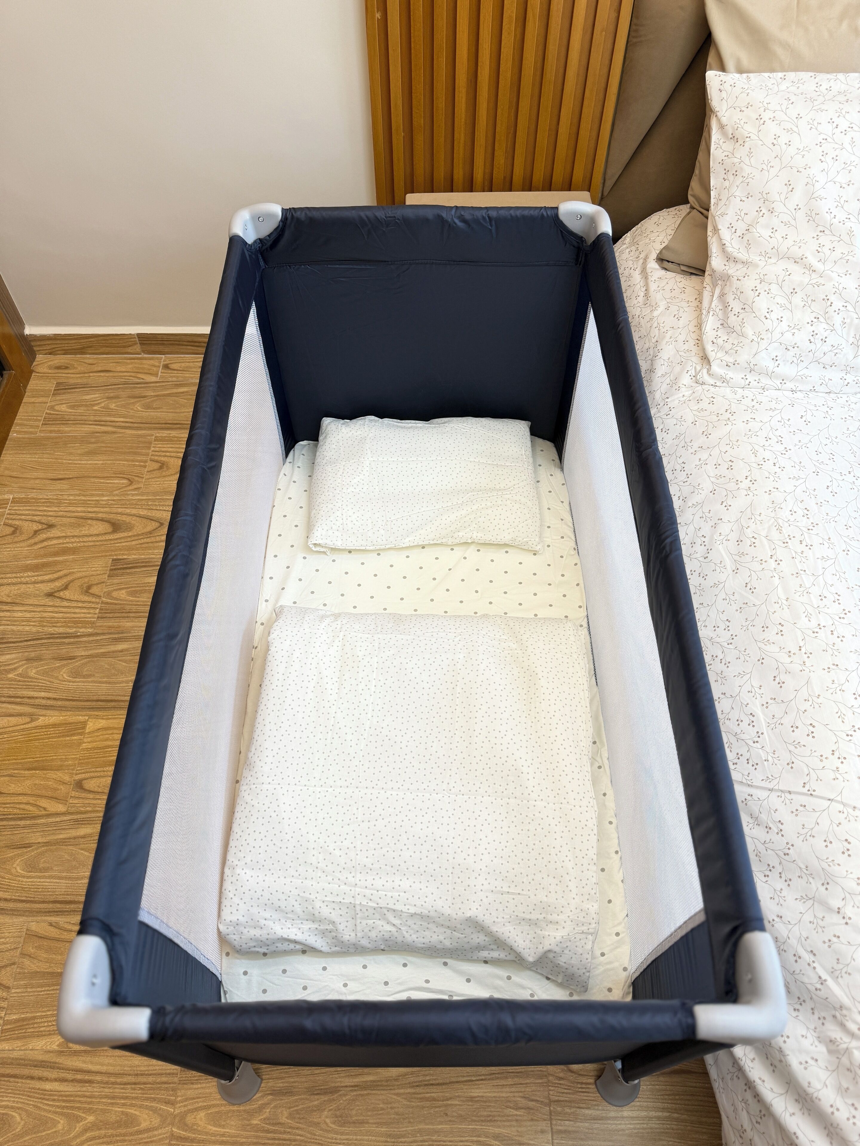 2 chambres, bureau, fer et planche à repasser, lit parapluie