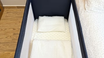 2 chambres, bureau, fer et planche à repasser, lit parapluie