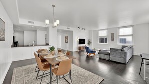 Interior - Spacious 2-bedroom apartment with free parking & gym in downtown Fort Worth (Fort Worth)