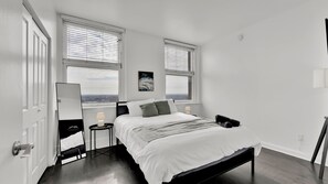 2 bedrooms, iron/ironing board, WiFi, bed sheets - Spacious 2-bedroom apartment with free parking & gym in downtown Fort Worth (Fort Worth)