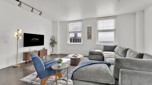 Living area - Spacious 2-bedroom apartment with free parking & gym in downtown Fort Worth (Fort Worth)