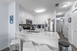 Geladeira, micro-ondas, fogão, cooktop