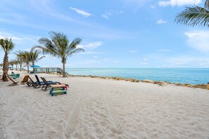 On the beach - Unmatched Gulf Views & Beachfront Bliss at Fisherman’s Cove (Siesta Key)