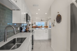 Coffee/tea maker, fridge, microwave, oven - Unmatched Gulf Views & Beachfront Bliss at Fisherman’s Cove (Siesta Key)