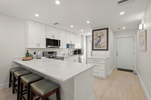 Coffee/tea maker, fridge, microwave, oven - Your Gulf-Front Getaway Awaits (Siesta Key)
