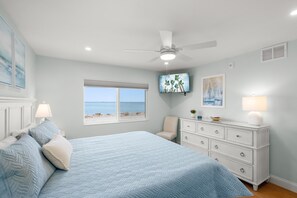 2 bedrooms, iron/ironing board, travel cot, free WiFi - Gulf-Front Serenity at Fisherman’s Cove (Siesta Key)