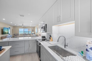 Coffee/tea maker, fridge, microwave, oven - Beachfront Bliss at Fisherman’s Cove (Sarasota)