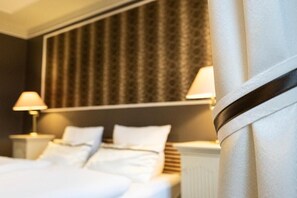 Habitació doble clàssica, balcó, vistes a la muntanya | Escriptori, espai de treball apte per a portàtils i cortines opaques 