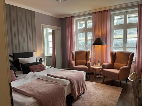 Desk, laptop workspace, blackout drapes, free WiFi. Rein Klassik Hotel