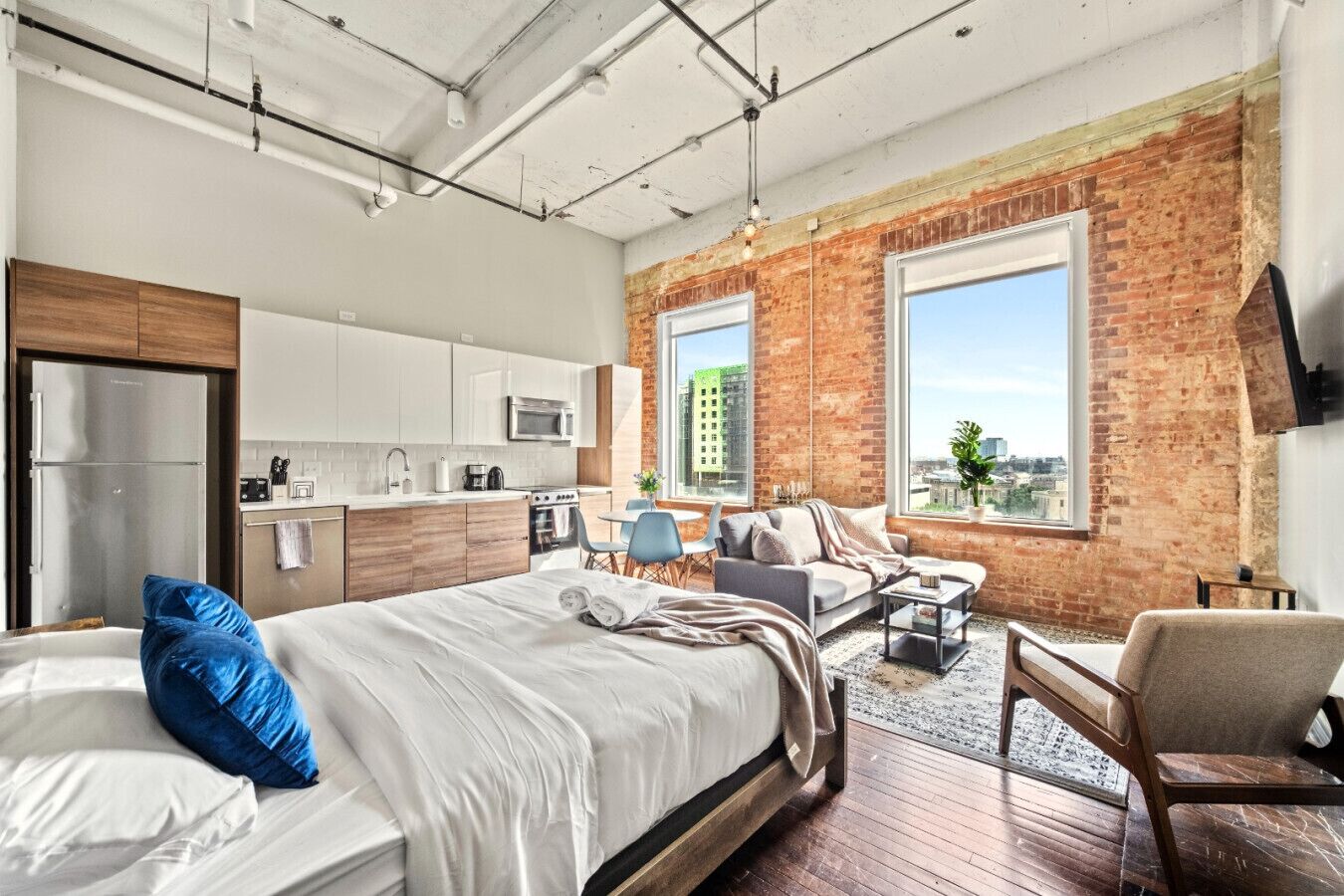 2 bedrooms, desk, iron/ironing board, travel cot