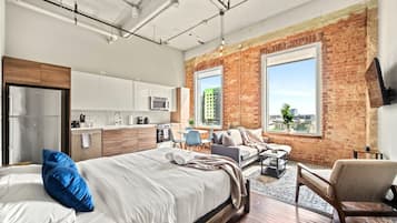 2 habitaciones, escritorio y tabla de planchar con plancha