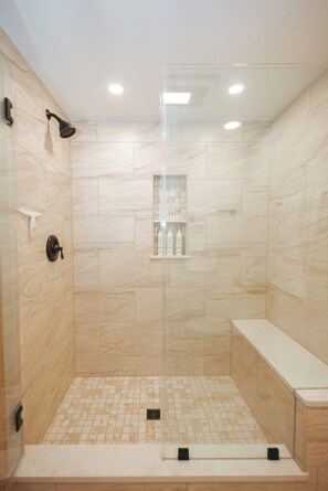 Shower, hair dryer, towels, soap - Spacious 4BR 4Bath Home w/Front Door Shuttle to Stratton Mountain (Winhall)