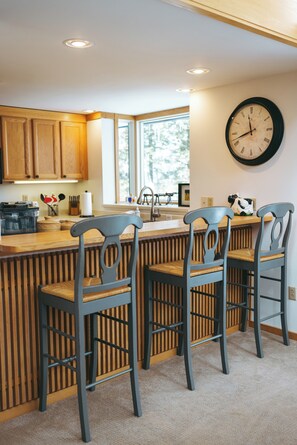 Microwave, oven, stovetop, dishwasher - Spacious 4BR 4Bath Home w/Front Door Shuttle to Stratton Mountain (Winhall)