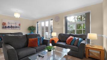 Basic House, Patio | Living area | 42-inch Smart TV with satellite channels, Netflix, streaming services