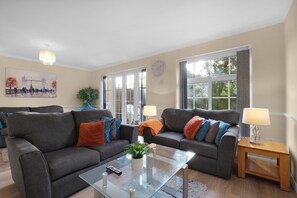 Basic House, Patio | Living area - 4 Bedroom Family House with Parking (Maidenhead)