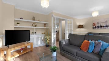 Basic House, Patio | Living area