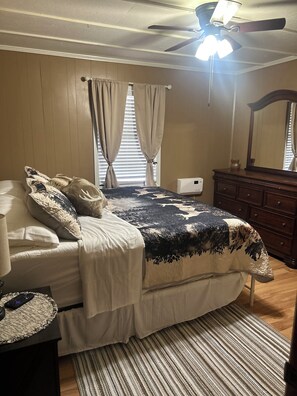 3 habitaciones, tabla de planchar con plancha, wifi y ropa de cama 