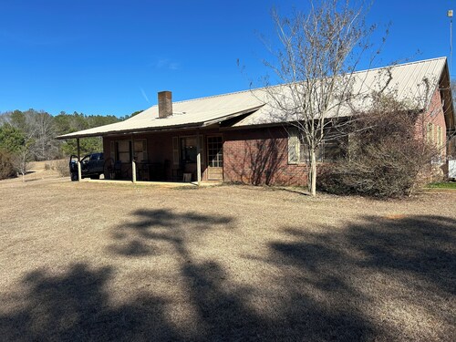 Charming 3-bedroom house in beautiful Georgiana with AC on 18 acres with pond 