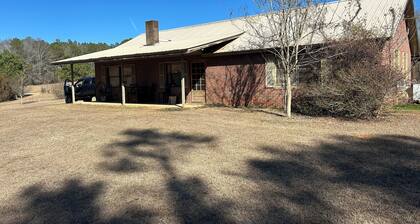 Charming 3-bedroom house in beautiful Georgiana with AC on 18 acres with pond