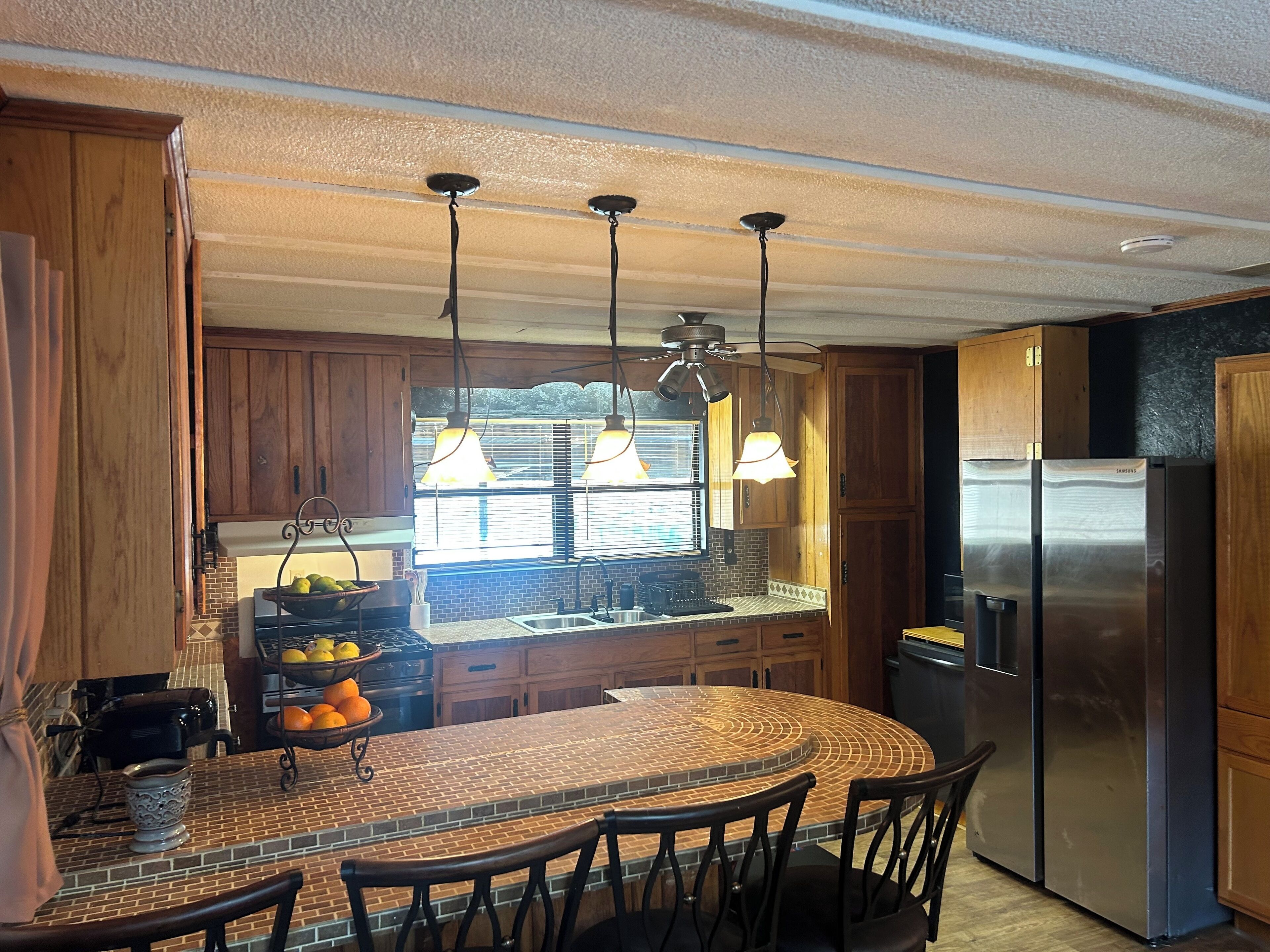 Mikrobølgeovn, ovn, kokeplater og oppvaskmaskin