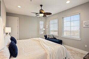 2 bedrooms, iron/ironing board, WiFi, bed sheets - The Octopus Pearl at Diamond Beach (Galveston)