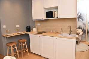 Private kitchen - Pakkis Suite - Balnéo & Ciel Étoilé Boréal (Verdun)