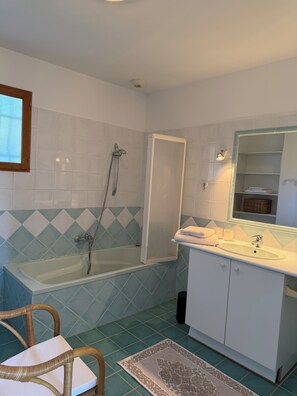 Shower, hair dryer, towels, toilet paper - QUIET FAMILY VILLA BETWEEN VINEYARDS AND PINEDES WITH SWIMMING POOL 5 MINUTES FROM THE VILLAGE (Le Plan-de-la-Tour)