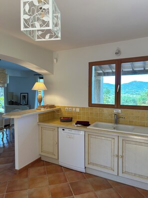 Interior - QUIET FAMILY VILLA BETWEEN VINEYARDS AND PINEDES WITH SWIMMING POOL 5 MINUTES FROM THE VILLAGE (Le Plan-de-la-Tour)