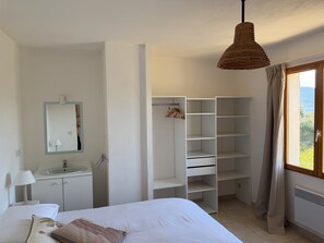 4 Schlafzimmer, Bügeleisen/Bügelbrett, WLAN, Bettwäsche