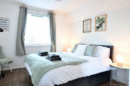 Parking|Sleeps 8| 3 Bedroom House| City Centre