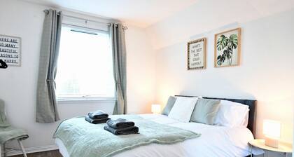 Parking|Sleeps 8| 3 Bedroom House| City Centre