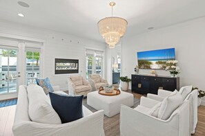 Smart TV, fireplace, books - Large Private Pool, Close to Beach, Golf Cart Perks (Santa Rosa Beach)