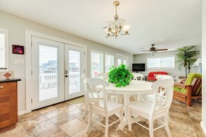 Dining - 2nd Row Pet Friendly Home, Great Views from Rooftop Deck (Jamaica Beach)
