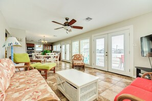 TV - 2nd Row Pet Friendly Home, Great Views from Rooftop Deck (Jamaica Beach)