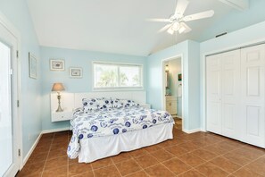 4 bedrooms, iron/ironing board, free WiFi, bed sheets - 2nd Row Pet Friendly Home, Great Views from Rooftop Deck (Jamaica Beach)