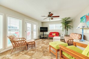 TV - 2nd Row Pet Friendly Home, Great Views from Rooftop Deck (Jamaica Beach)