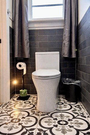 Ducha, secador de pelo y toallas