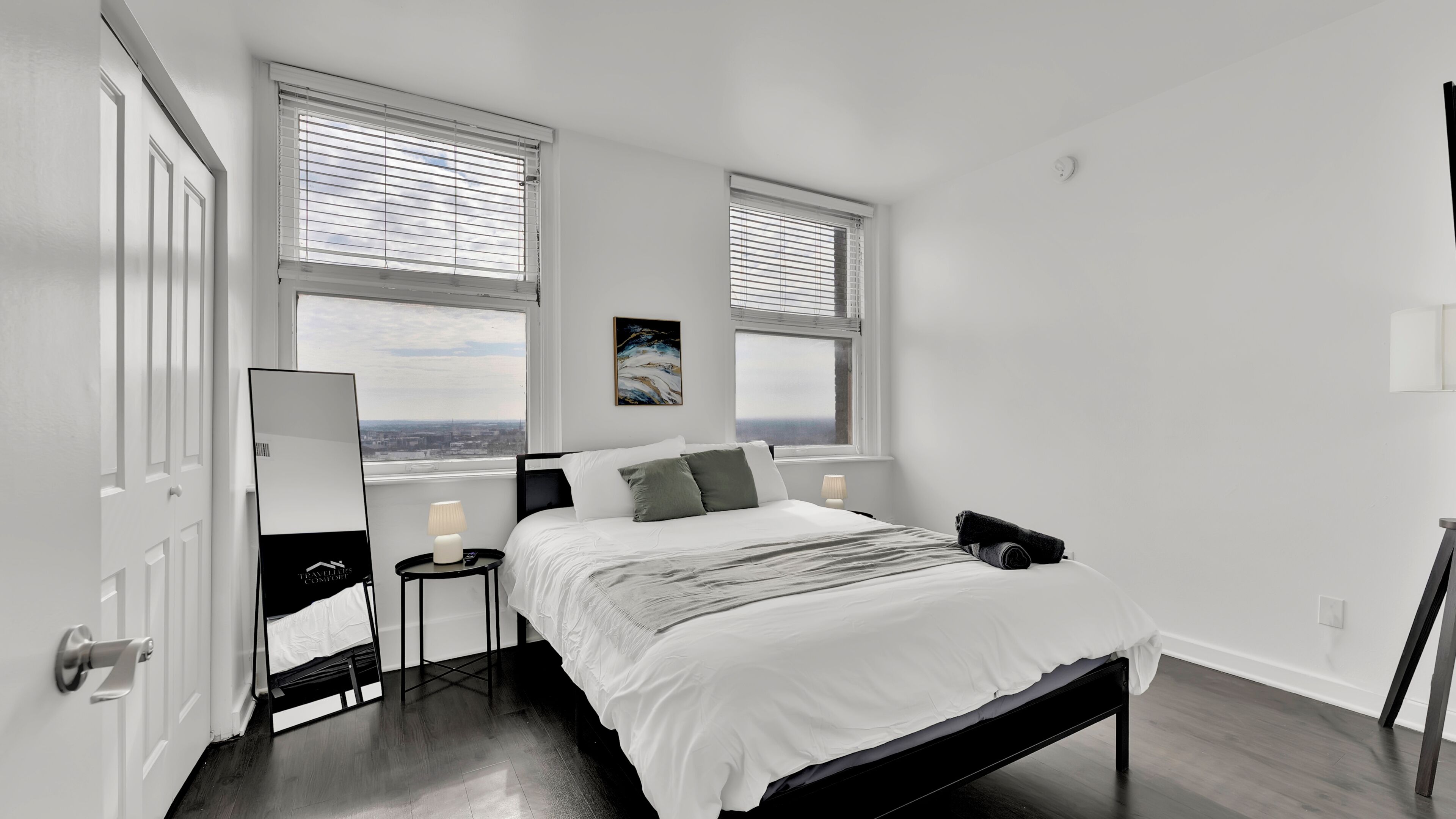 Tabla de planchar con plancha, wifi y ropa de cama 